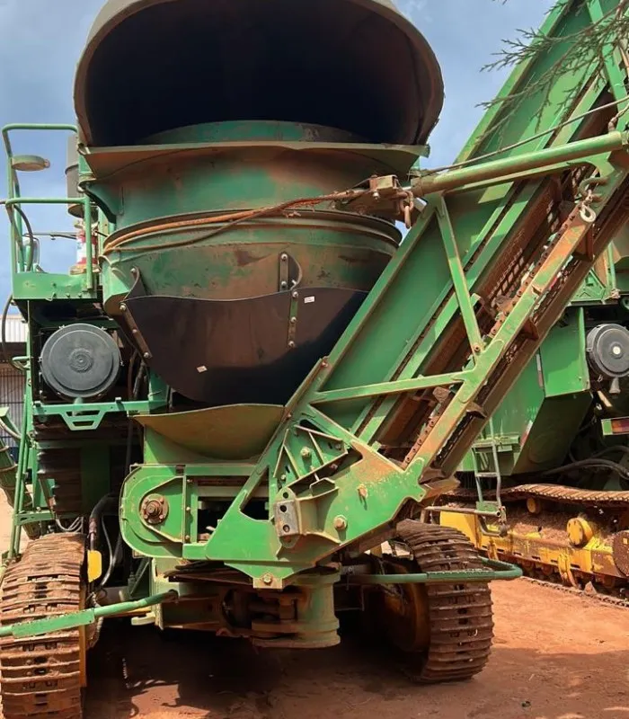 Colhedora de Cana JOHN DEERE 3522 - ano 2014 - 2 Linhas